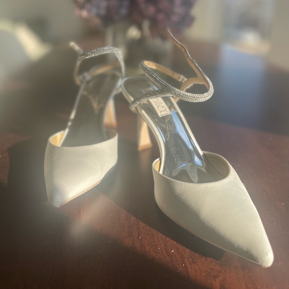 BADGLEY MISCHKA Women's Kamilah Pointed Toe Stiletto Pumps Soft White, Size 7